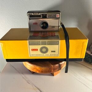 Vintage Retro Kodak Instamatic 100 Camera with Yellow Box Untested As is